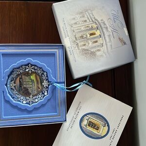 2009 White House Christmas ornament. In original box with insert. Like new.
